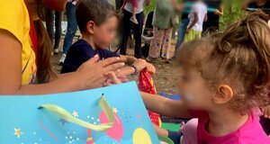 Animatrice intrattiene bambini con giochi creativi a una festa all'aperto