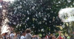 Bambini giocano con bolle di sapone a una festa all'aperto