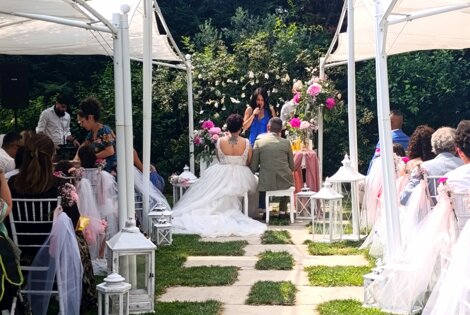 Cerimonia di matrimonio all'aperto con celebrante in Piemonte