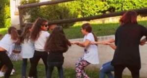 Bambini che giocano a tiro alla fune durante una festa all'aperto