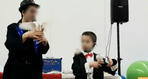 Animazione bambini con mago e colombe bianche durante una festa di compleanno.
