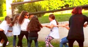 Bambini che giocano a tirare la fune durante una festa di compleanno all'aperto