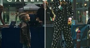 Artista di strada in costume gioca con palline colorate davanti a un bambino in un evento all'aperto