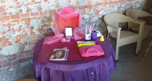 Tavolo decorato per trucco bambini con specchio, pennelli e colori, festa di compleanno