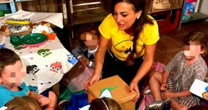 Animatrice intrattiene bambini a una festa di compleanno con attività creative