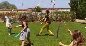 Bambini che giocano all'aperto con nastri colorati durante un evento speciale