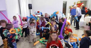 Bambini che giocano con palloncini modellabili a una festa di compleanno