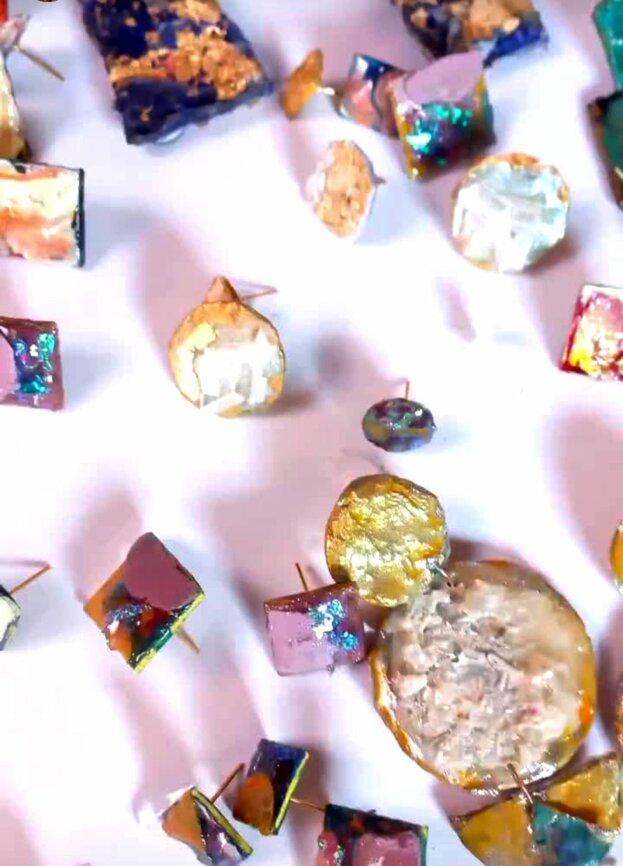 Ciondoli artigianali colorati su sfondo bianco