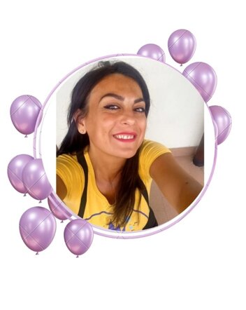 Donna sorridente con palloncini viola decorativi