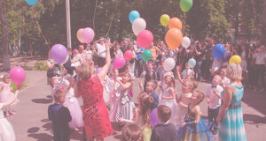 Festa per bambini all'aperto con palloncini colorati e giochi creativi