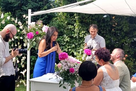 Cerimonia di matrimonio all'aperto con celebrante e fotografi