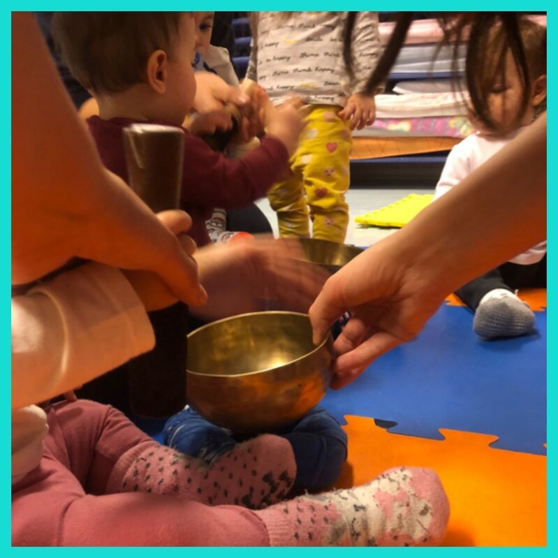 Bambini in un laboratorio di relax sonoro con ciotole tibetane