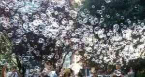 Esplosione di bolle di sapone durante un evento all'aperto per bambini