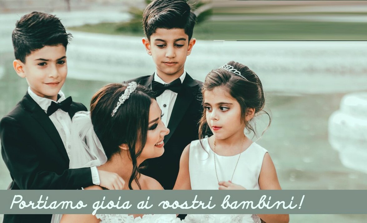 Giovani partecipanti ad un matrimonio, sorridenti e ben vestiti