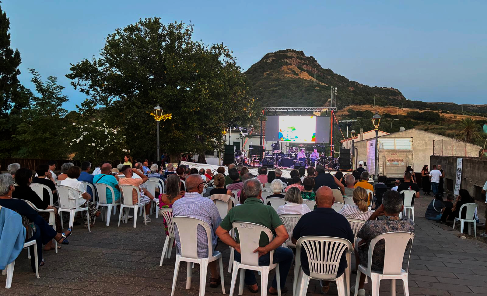 Sipario sul Festival Ammajare 2026: a Siligo il gran finale tra l’omaggio a Michela Murgia, l’emozione dei Bertas e il Premio a Emanuela Pala Siligo.