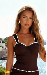 luxury-caffe-con-pareo-e-dettagli-bianchi-ricamati-costume-intero-taglia-l