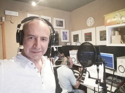 Salvo Longo cantante e autore degli Amish in studio di registrazione