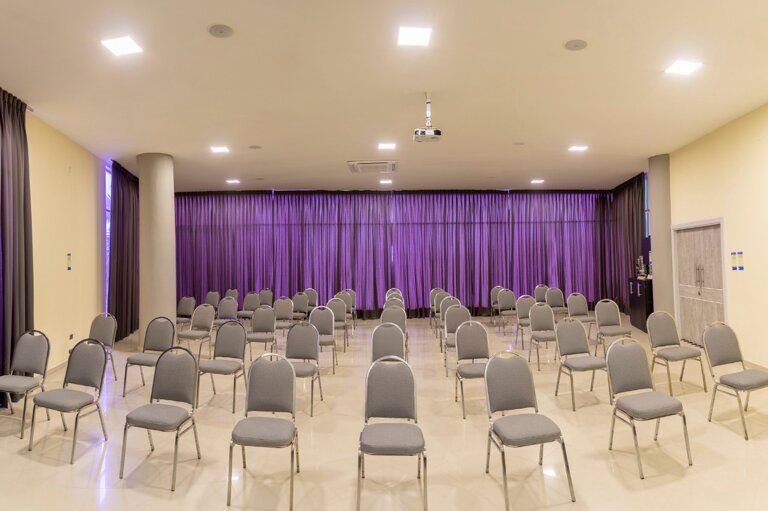 salón kafíe 2.jpeg salón kafíe 2.jpeg