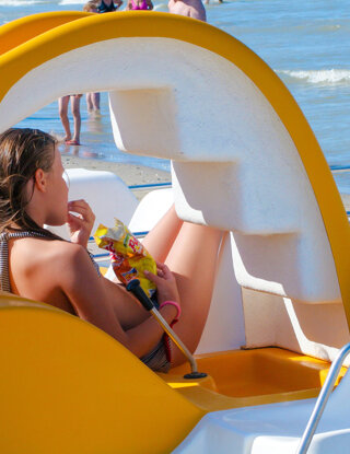 eyJpdCI6IlJhZ2F6emEgc3VsIHBlZGFs8iBhIElnZWEgTWFyaW5hIn0=