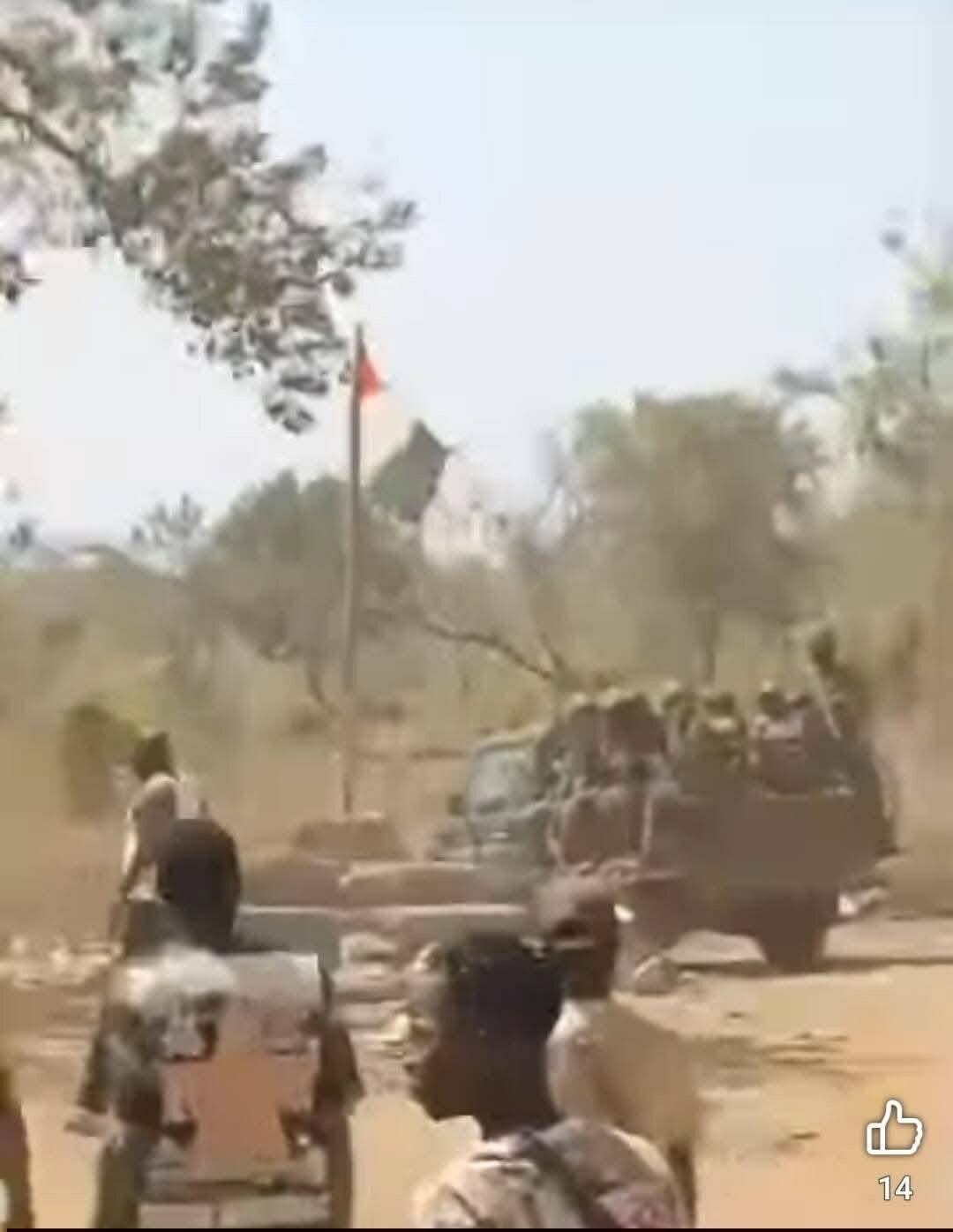 L'armée Ivoirienne récupère un village à la frontière avec le Burkina, le drapeau Ivoirien hissé