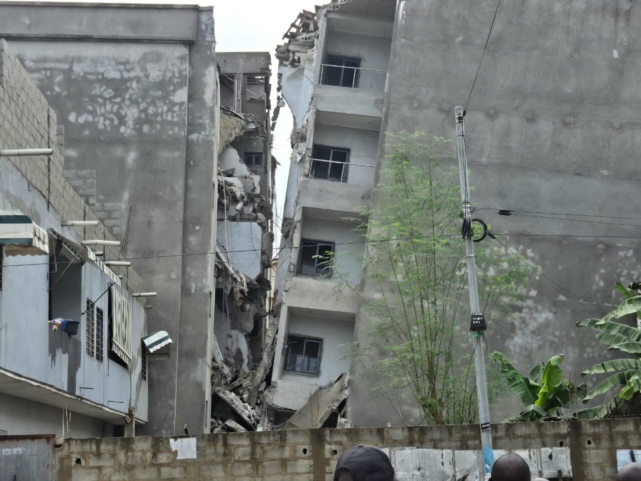 Abidjan : effondrement de deux immeubles jumelés R+5 en construction à Cocody Faya, trois victimes secourues