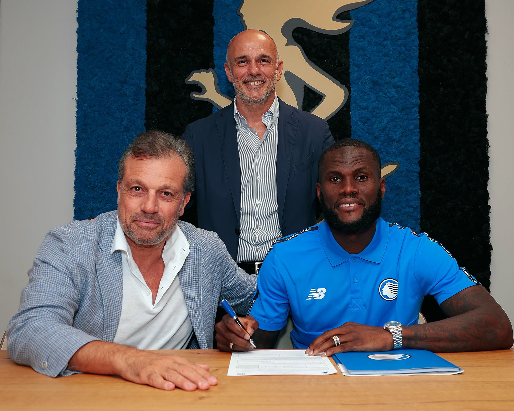 Franck Kessié fait son grand retour en Italie et s'engage jusqu'en 2029 avec l'Atalanta Franck Kessié fait son grand retour en Italie et s'engage jusqu'en 2029 avec l'Atalanta
