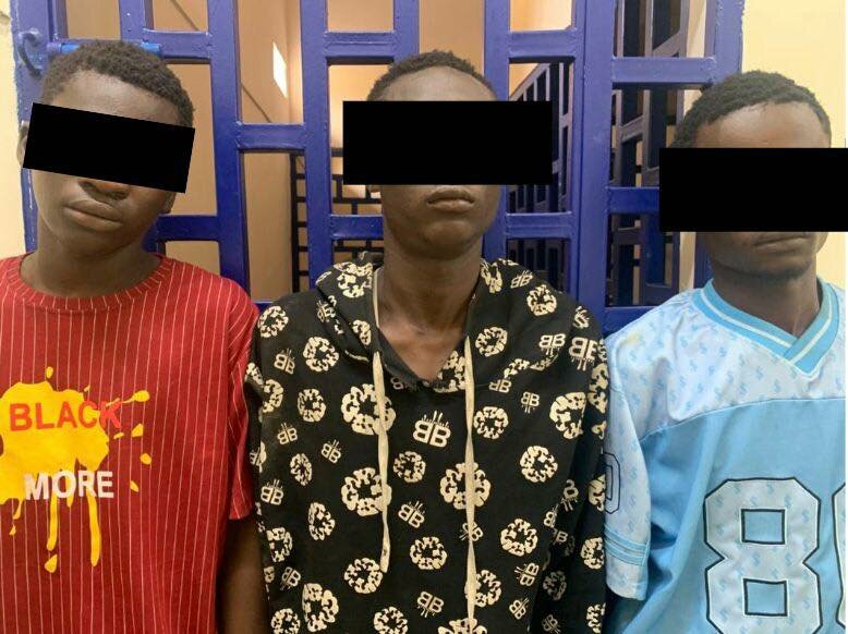 INTERPELLATION DE TROIS(03) INDIVIDUS POUR FLAGRANT D&Eacute;LIT DE VOL DE NUIT EN REUNION AVEC UNE ARME BLANCHE.