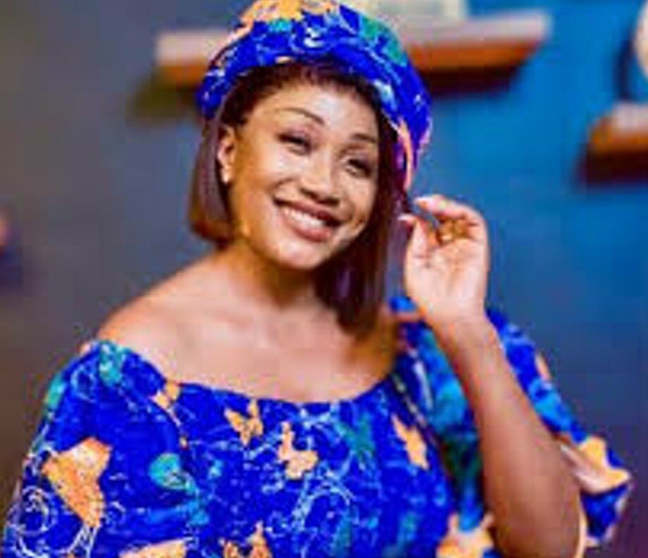 Le pastorat n'a pas marché: Claire Bahi dépose la Bible et reprend son trône de Reine du Coupé-Décal