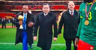 Le frère du Roi a refusé de porter le trophée de la CAN avec les présidents de la CAF et la FIFA pour aller le remettre aux lions sénégalais!