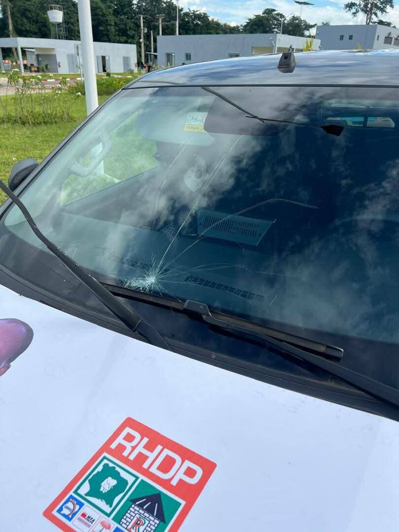 Le cort&egrave;ge du pr&eacute;sident pris &agrave; partie sur la nationale A1 par des jeunes arm&eacute;s de pierres.