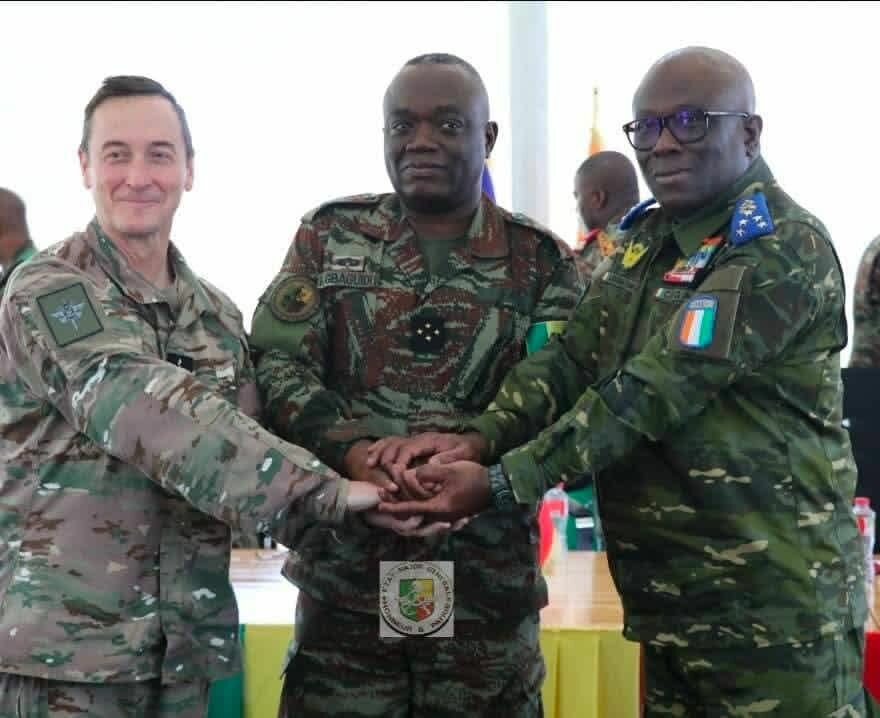 L&rsquo;AFRIQUE EN DEUX MONDES : MOSCOU AU NORD, PARIS AU SUD : L&rsquo;AFRIQUE DE L&rsquo;OUEST SE BRISE