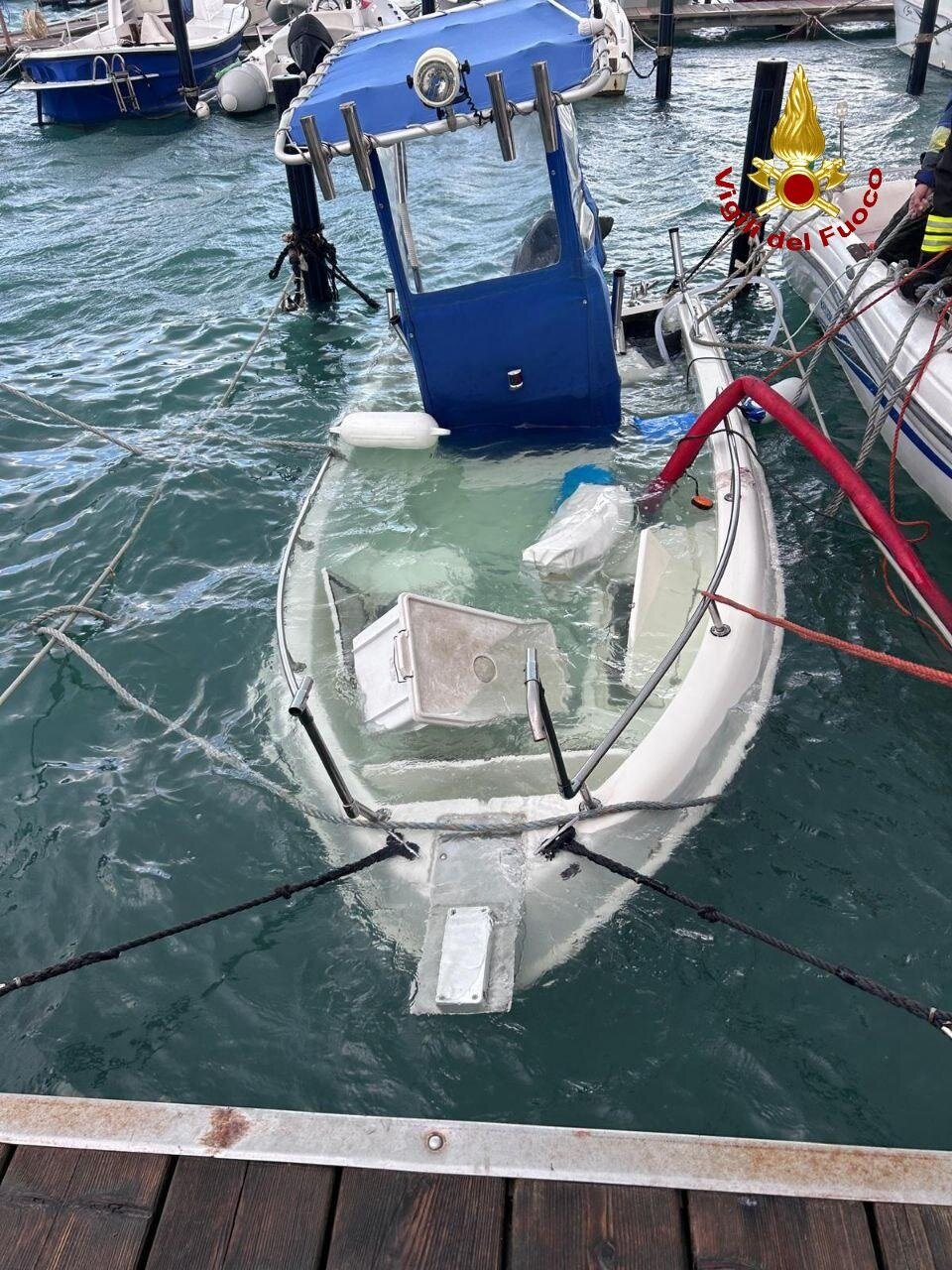 ⚓ Termoli, imbarcazione rischia di colare a picco al Circolo Marinucci: salvataggio in extremis