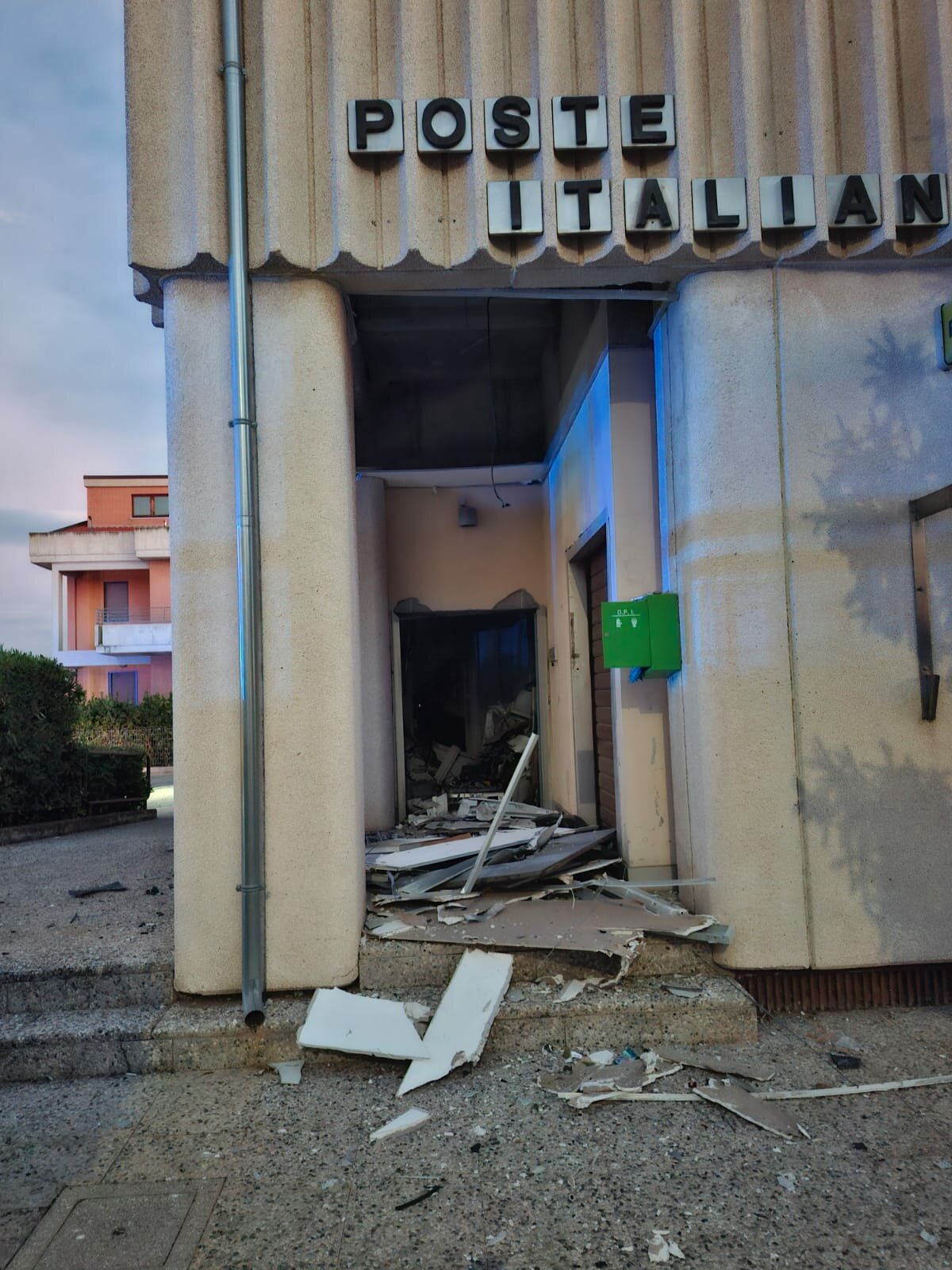 i-danni-causati-dallattacco-esplosivo-allufficio-postale-di-san-giacomo-degli-schiavoni_1.jpeg
