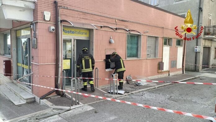 💣 Assalto col botto a Montenero: esplode il Postamat, danni anche alla scuola