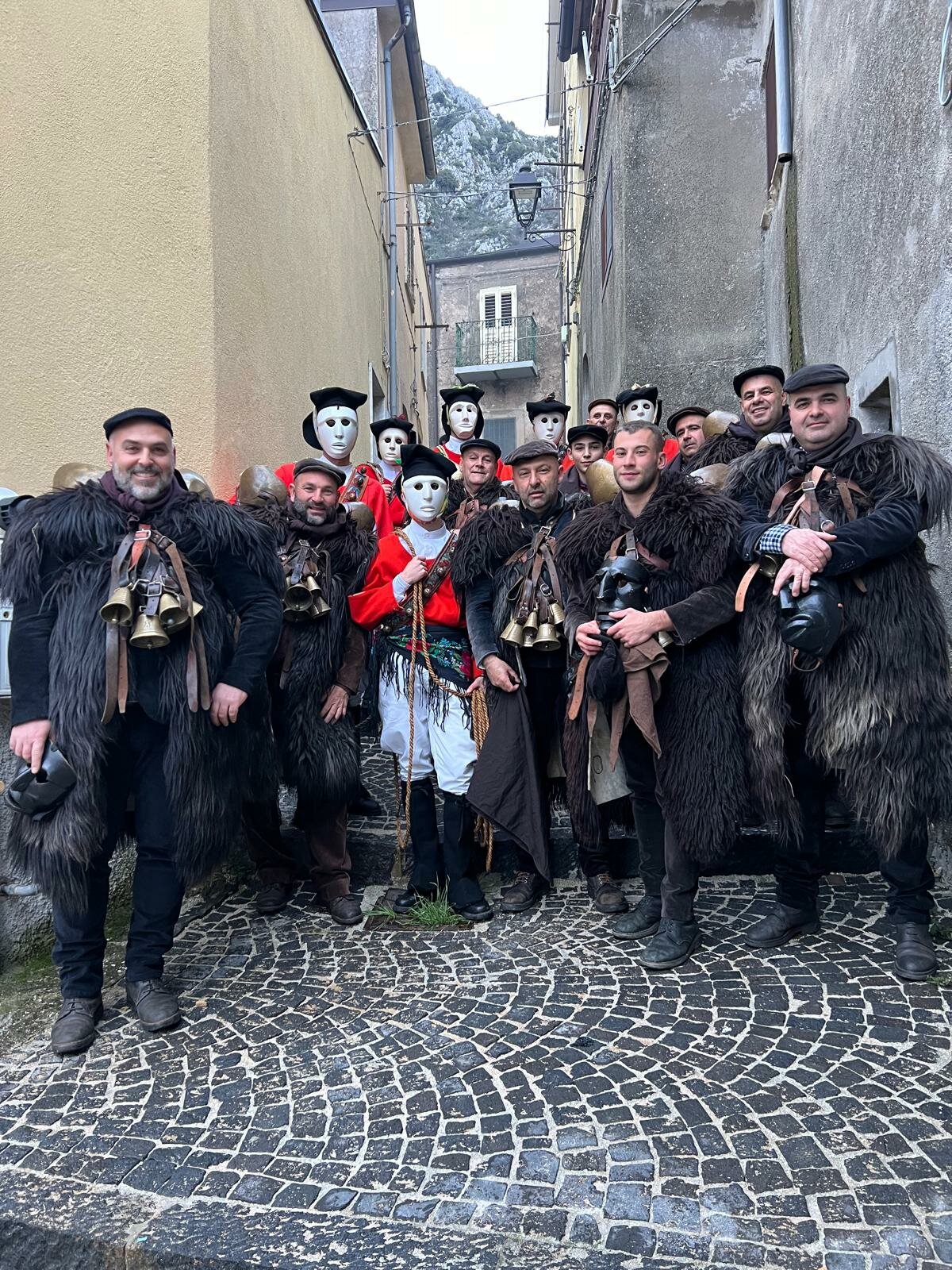 i-mamuthones-a-castelnuovo-a-volturno.jpeg