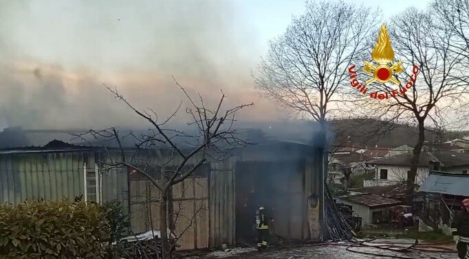 🔥 San Giuliano del Sannio, fiamme in una rimessa agricola: intervengono i Vigili del Fuoco