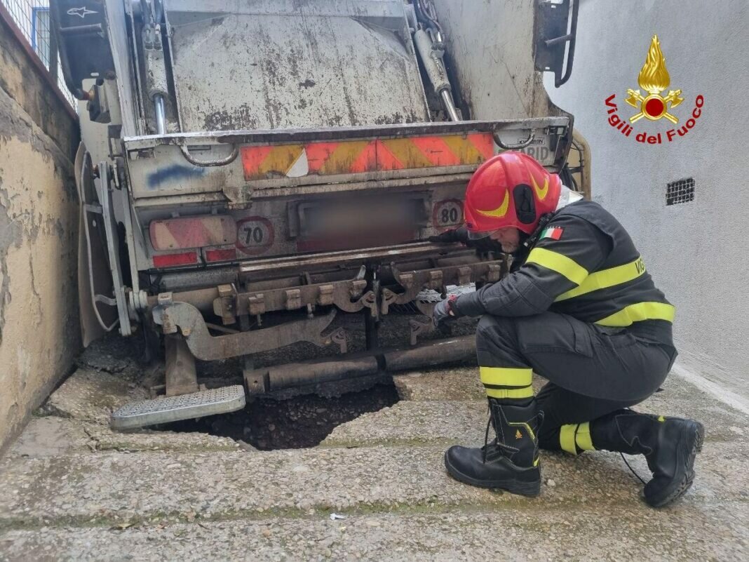 🚛 Termoli, il terreno cede sotto il peso del compattatore: mezzo incastrato in manovra