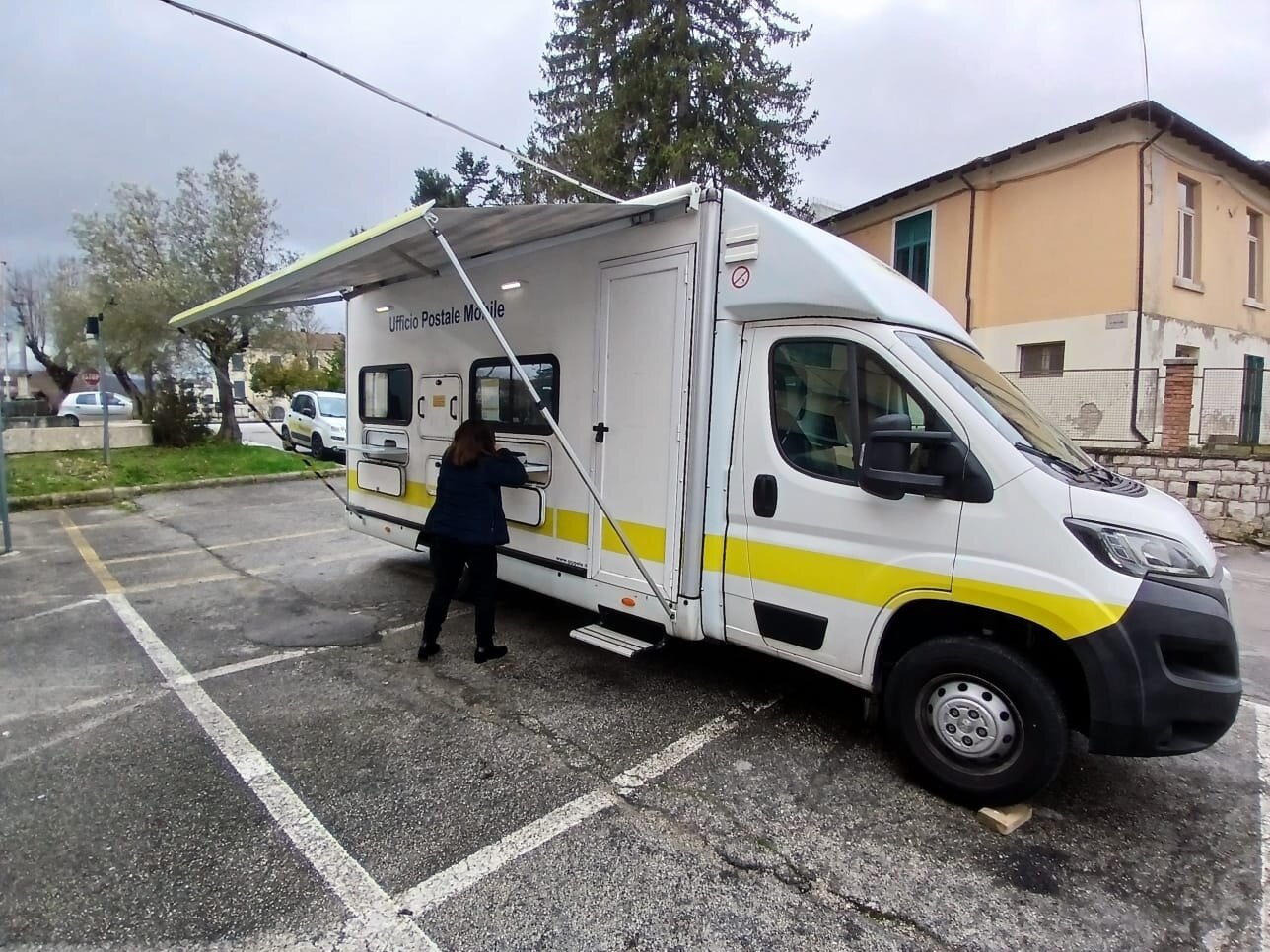 la-struttura-mobile-che-ospiterà-lufficio-postale-di-vinchiaturo-durante-i-lavori.jpeg la-struttura-mobile-che-ospiterà-lufficio-postale-di-vinchiaturo-durante-i-lavori.jpeg