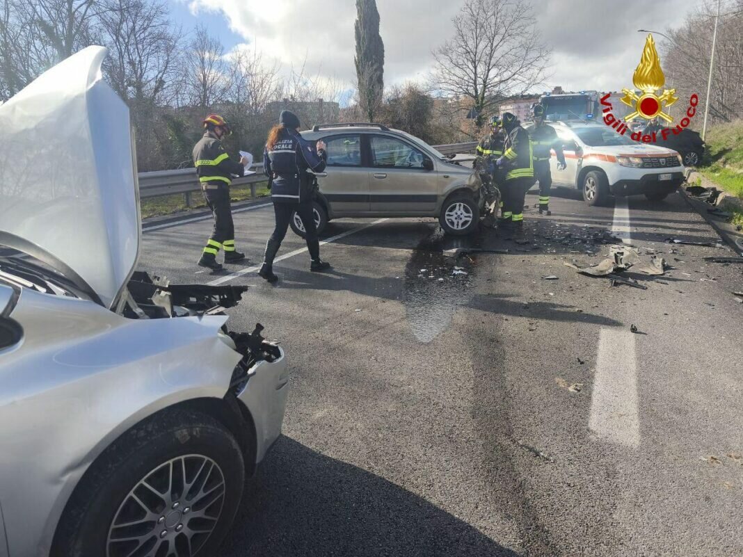 🚗 Scontro a catena in via Puglia: quattro auto coinvolte e un ferito incastrato tra le lamiere