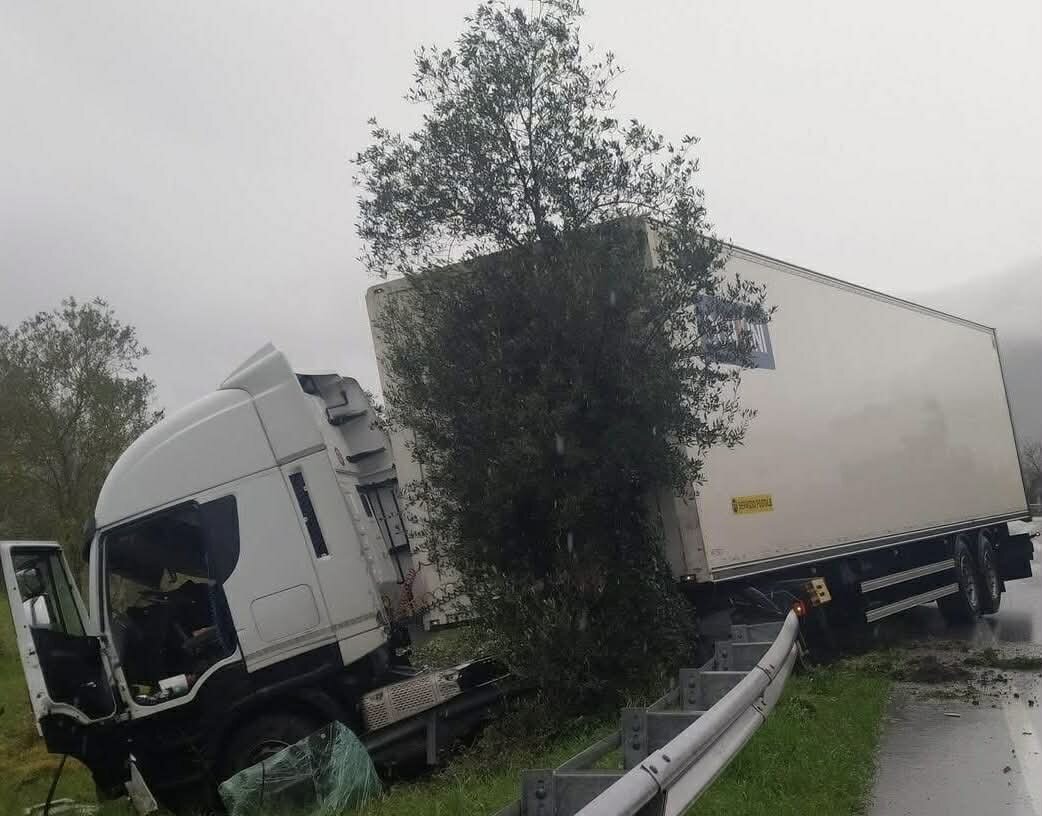 🚧 Caos sulla Casilina: Tir fuori strada a Venafro, asse Molise-Roma paralizzato