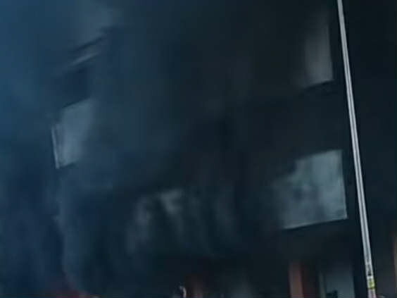 Incendio con esplosioni nel centro di Cassino: nube nera sulla citt&agrave;, allarme tossicit&agrave;