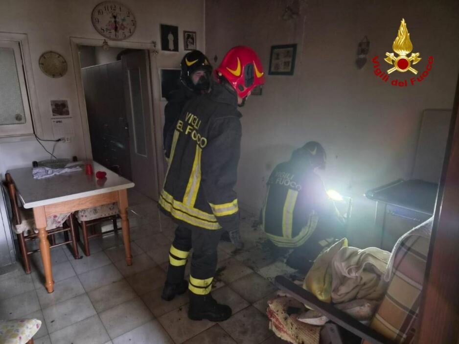 🔥 Paura nel centro storico di Campolieto: a fuoco un divano, intervengono i Vigili del Fuoco