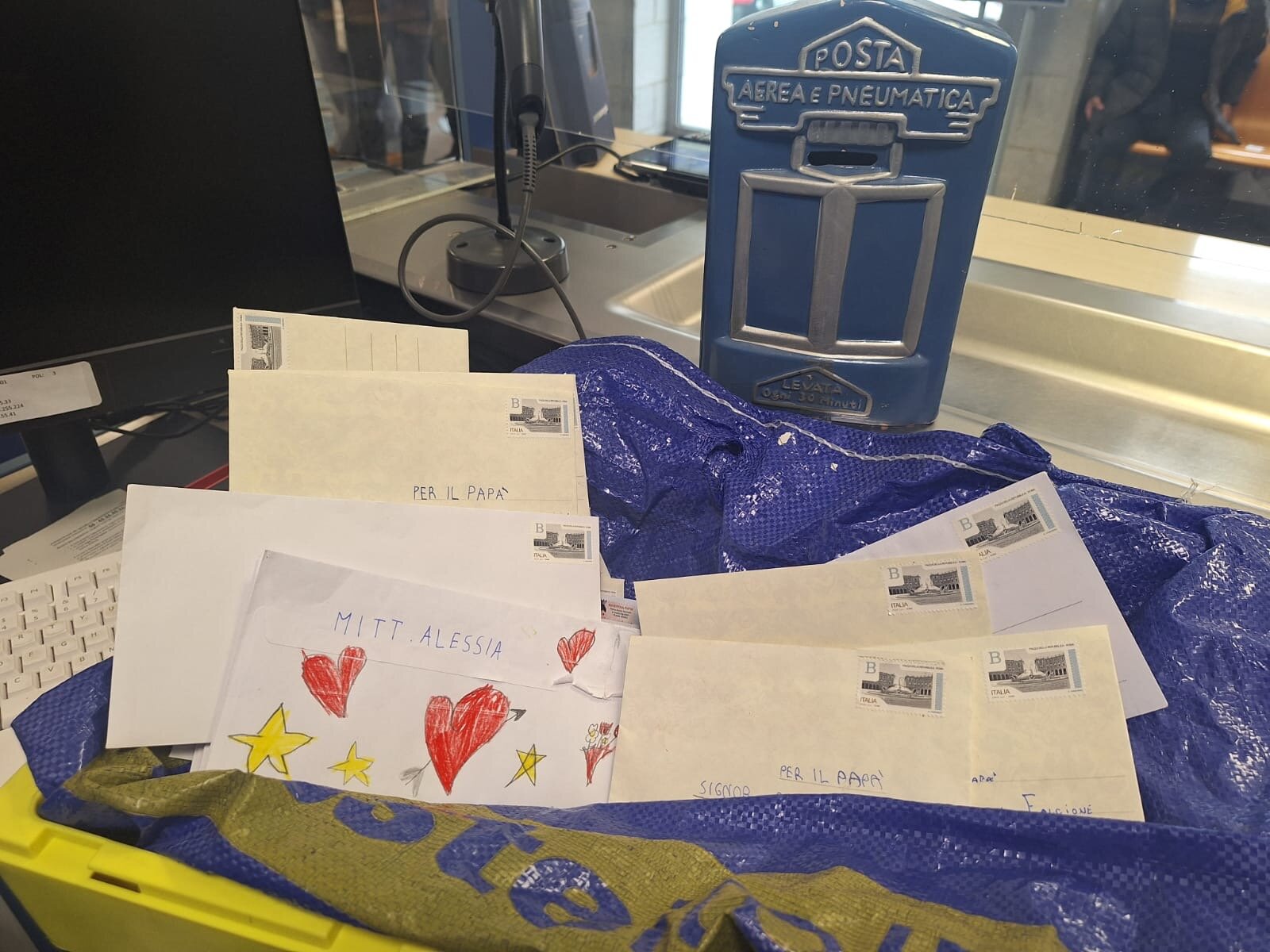 Poste Italiane: Agnone, gli alunni della primaria spediscono le lettere ai pap&agrave; dall'ufficio postale