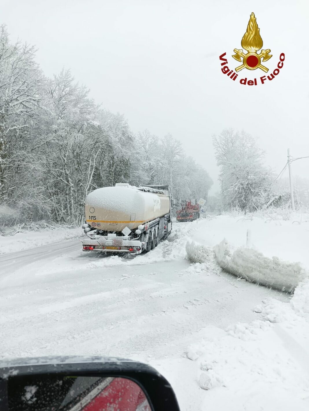 ❄️ Paura a Staffoli: autocisterna di carburante bloccata nella bufera, salvata dai Vigili del Fuoco