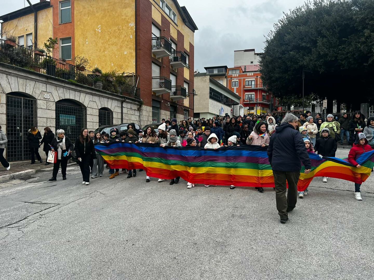 🕊️ Isernia, il fiume della Pace travolge il pregiudizio: la citt&agrave; sfila nel segno del dialogo