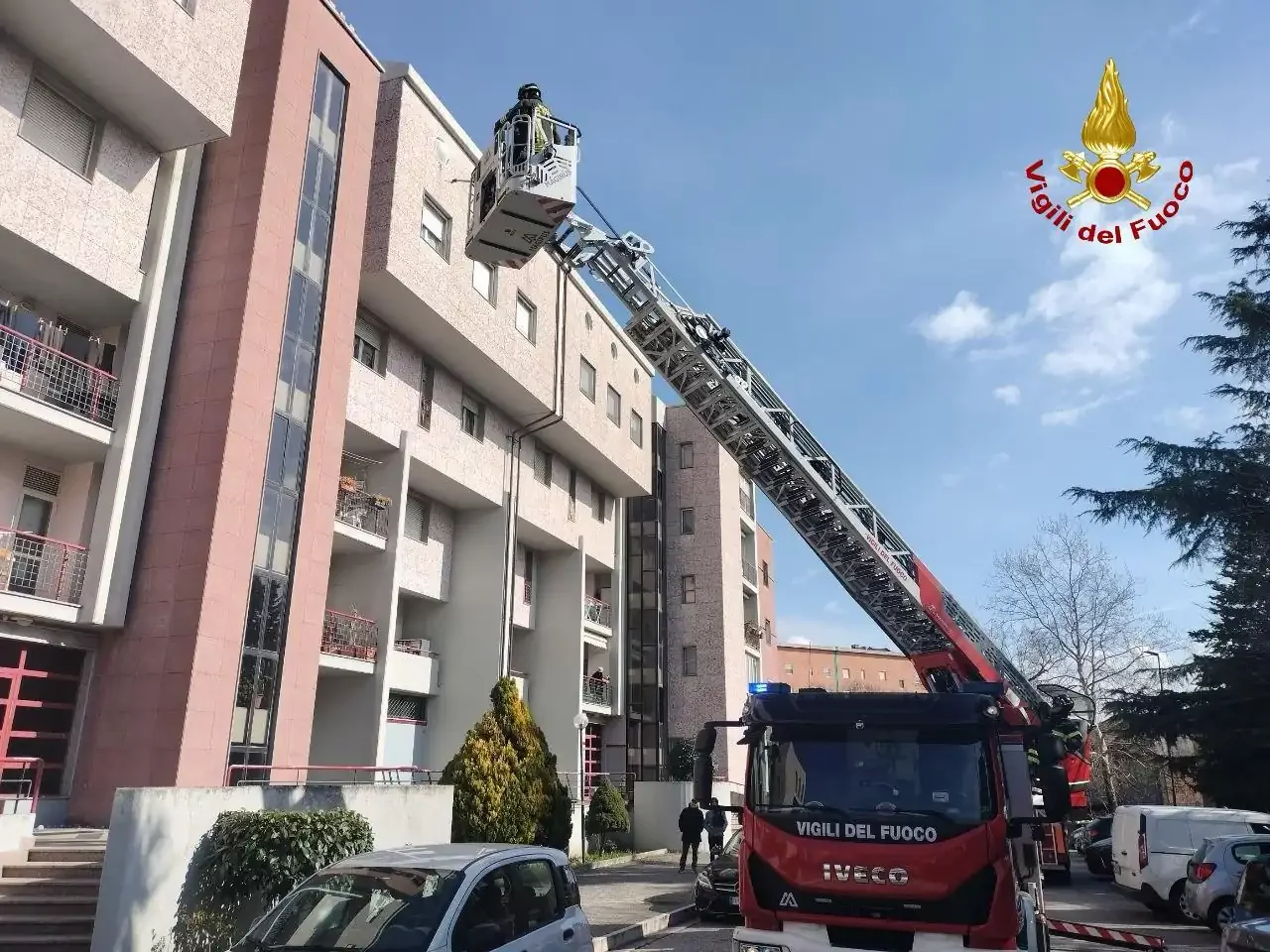 🚒 Paura in via Piave: calcinacci gi&ugrave; da un palazzo, intervento lampo dei Vigili del Fuoco