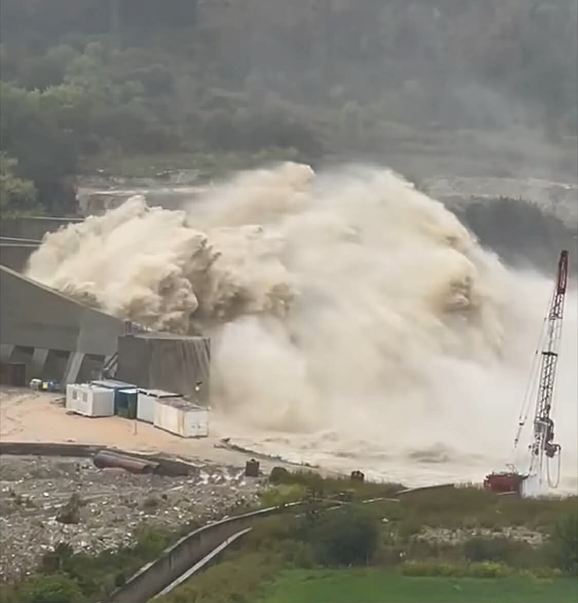 🌊 EMERGENZA LISCIONE: Aperta la diga, il Biferno fa paura. Evacuazioni in corso nel Basso Molise