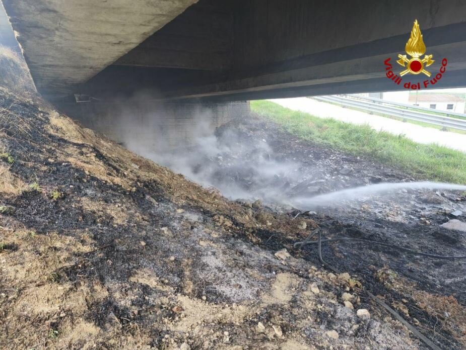 🔥 Fiamme sotto il viadotto: rifiuti a fuoco sulla Tangenziale Est
