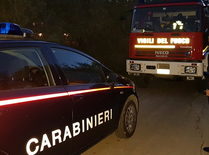 carabinieri-e-vigili-del-fuoco-notte.jpeg carabinieri-e-vigili-del-fuoco-notte.jpeg