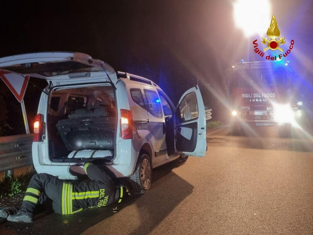 🚗 Schianto contro il guardrail sulla SS 87: paura per un'auto a metano a San Martino in Pensilis